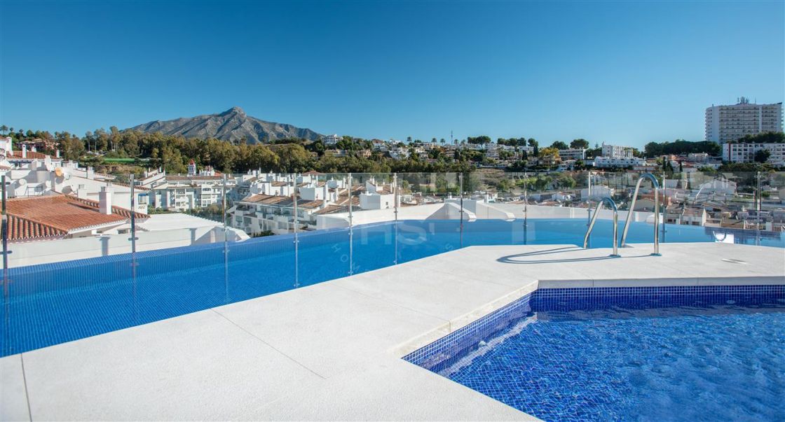 Fourth-floor apartment in a brand-new development of 128 2-, 3- &amp; 4-bedroom apartments in the centre of Nueva Andalucía