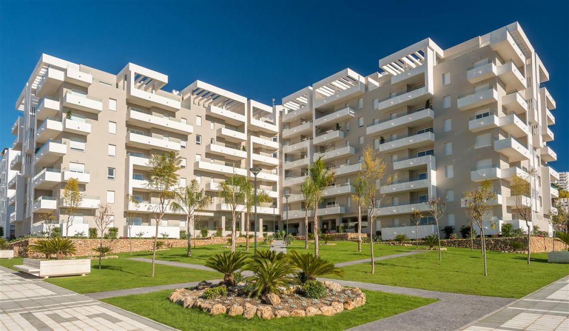 Fourth-floor apartment in a brand-new development of 128 2-, 3- &amp; 4-bedroom apartments in the centre of Nueva Andalucía