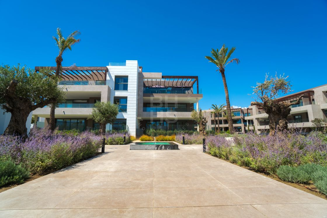 Ground-floor apartment walking distance to well-known golf courses on the New Golden Mile, Estepona