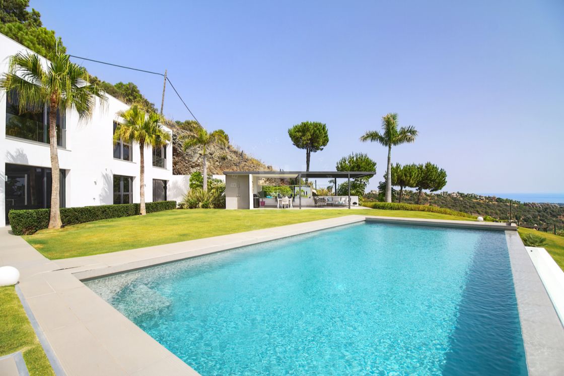 Stunning brand new villa located in the renown urbanisation Reserva de Alcuzcuz, Benahavís