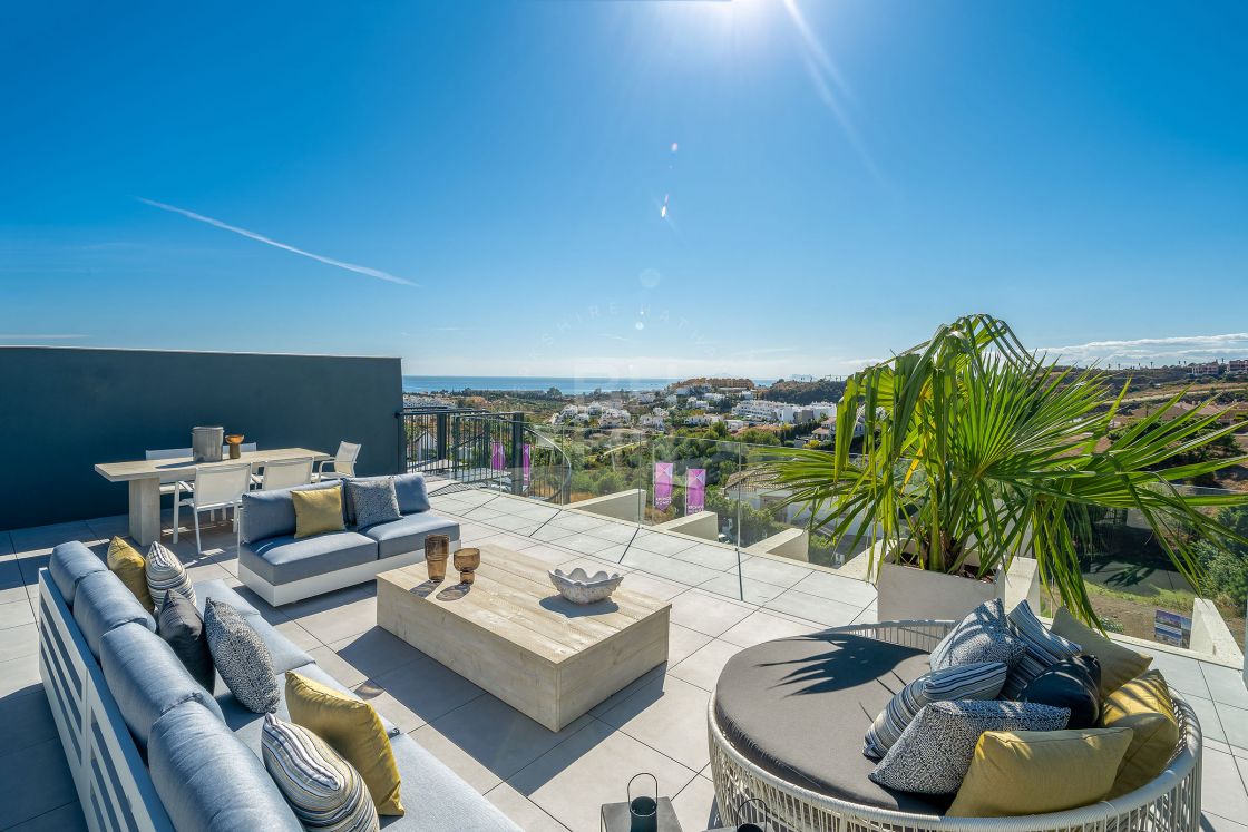 Spacious penthouse with solarium in a modern off-plan complex in Atalaya, on the New Golden Mile
