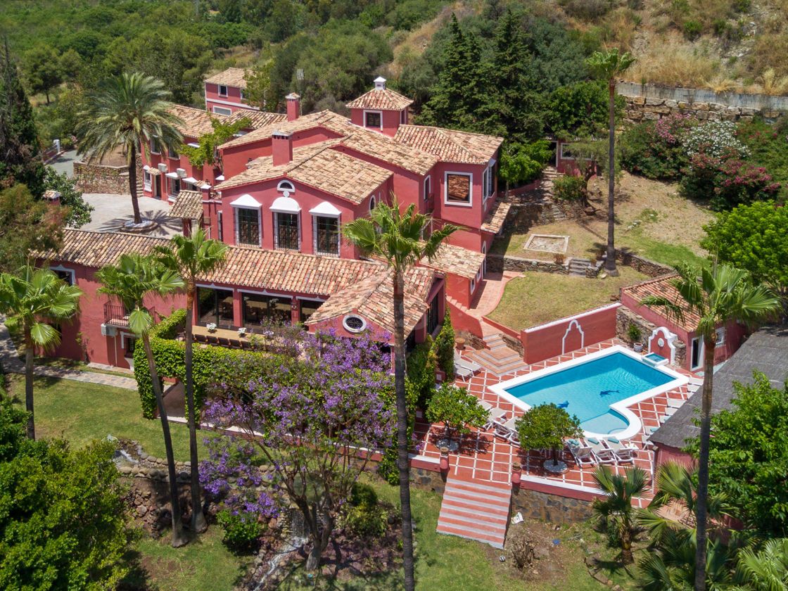 Majestic contemporary villa with sharp lines, top quality materials with panoramic views in Benahavís