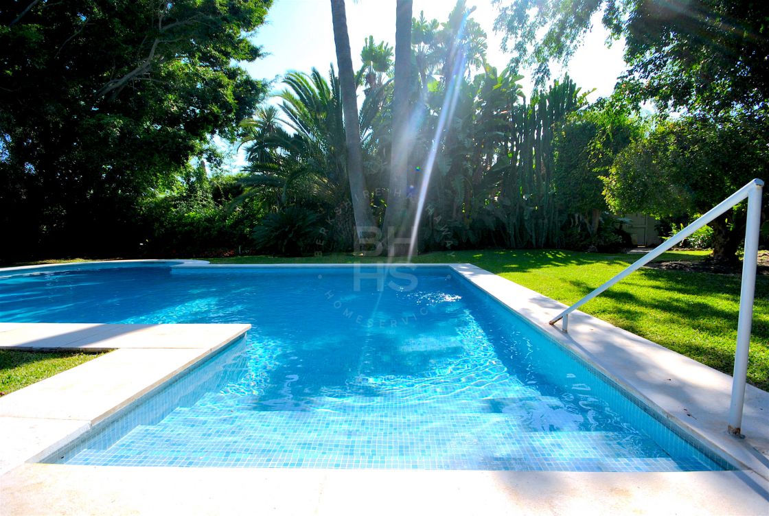 Cosy and charming beachside villa with beautiful mature gardens in Guadalmina Baja.