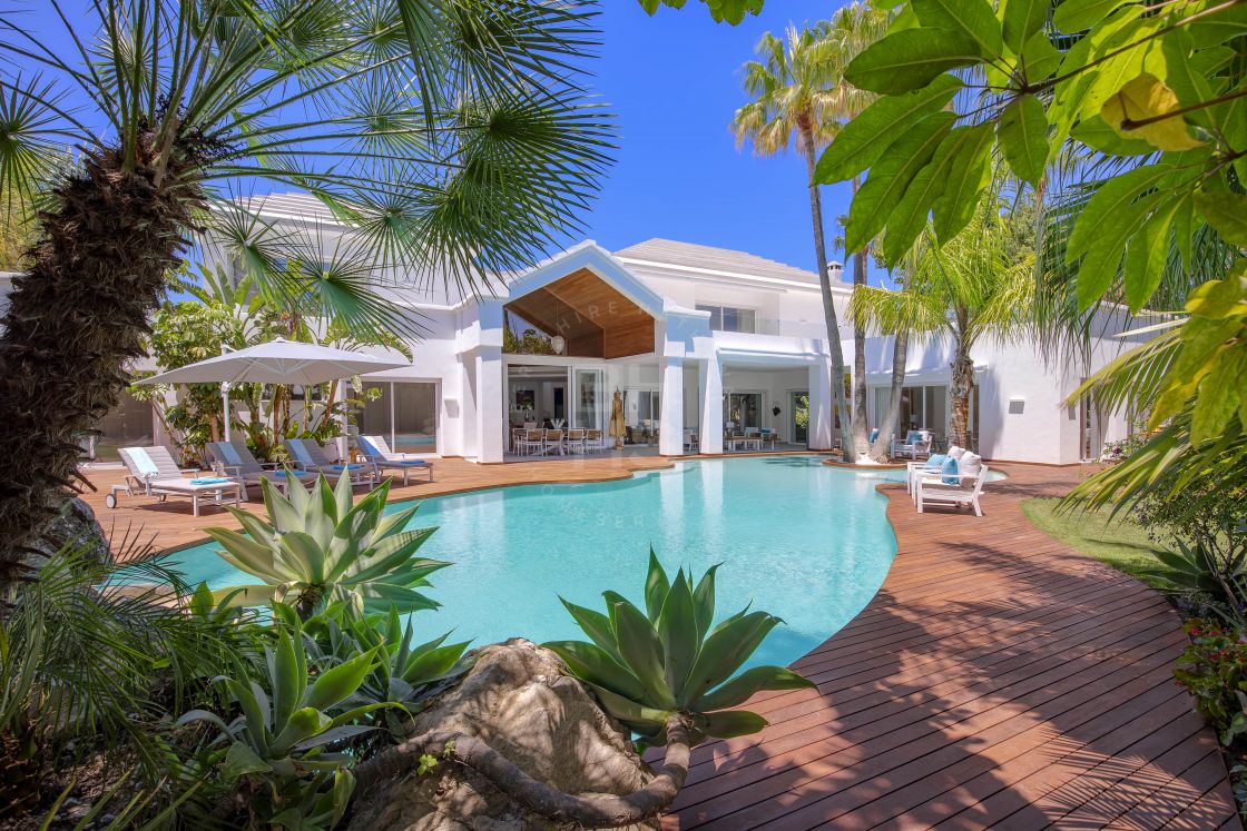Cosy and charming beachside villa with beautiful mature gardens in Guadalmina Baja.