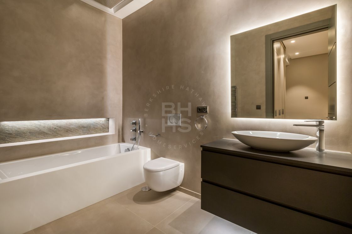 Impressive brand new contemporary villa with panoramic sea and mountain views in El Madroñal, Benahavis.