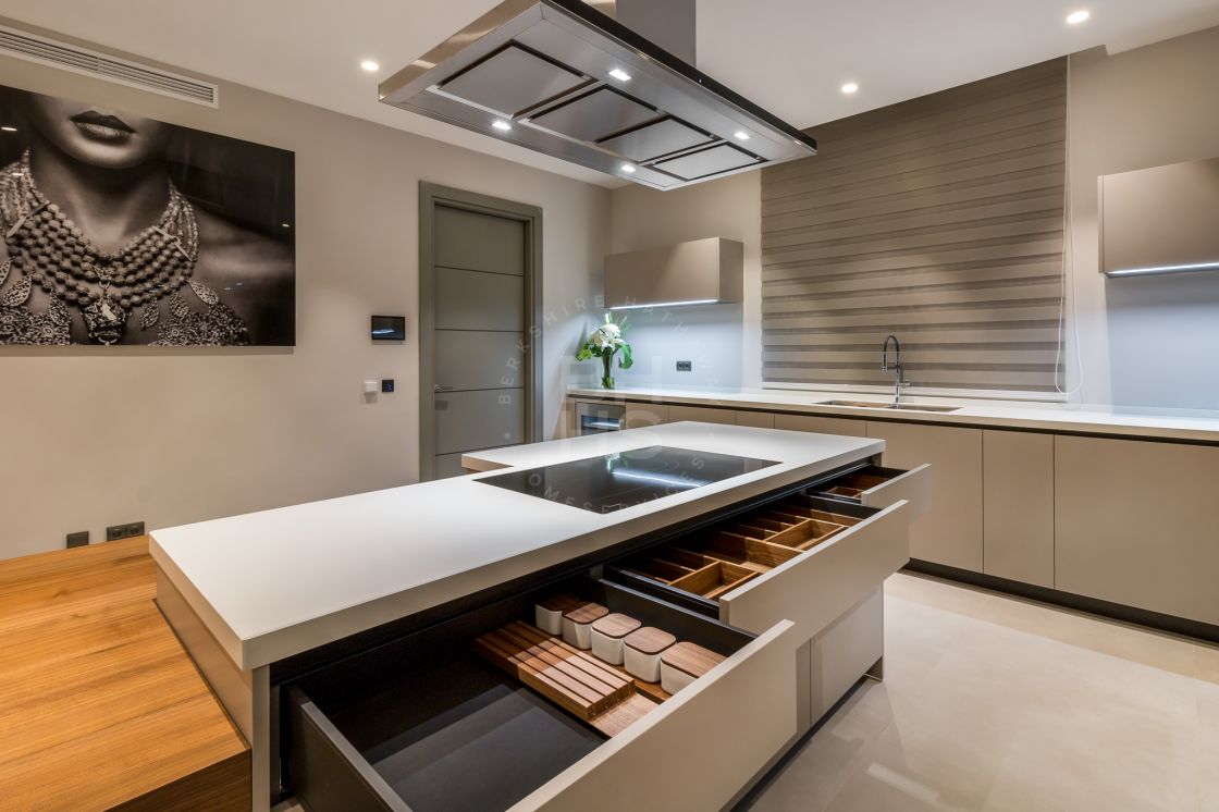 Impressive brand new contemporary villa with panoramic sea and mountain views in El Madroñal, Benahavis.
