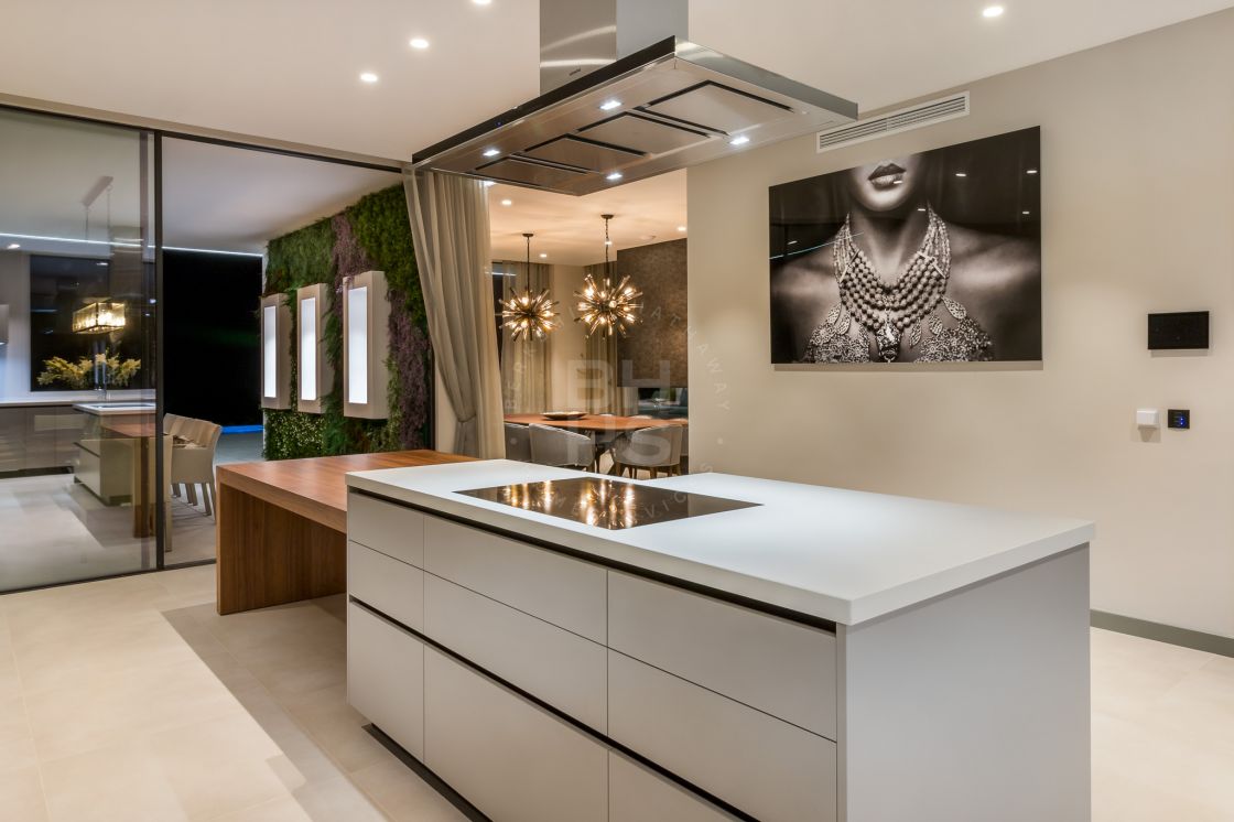 Impressive brand new contemporary villa with panoramic sea and mountain views in El Madroñal, Benahavis.