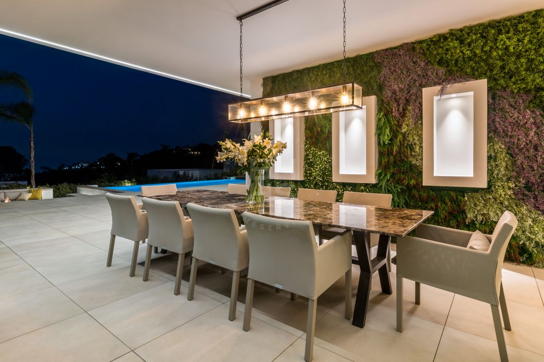 Impressive brand new contemporary villa with panoramic sea and mountain views in El Madroñal, Benahavis.
