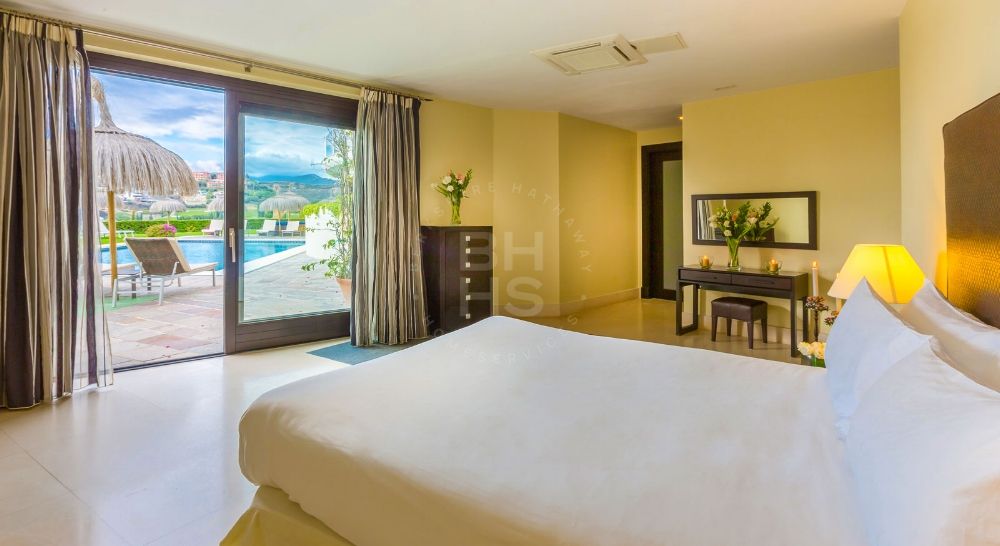 Impressive Villa with panoramic sea and golf views in Los Flamingos