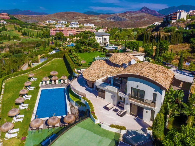 Modern Andalusian-style villa with panoramic views in El Madroñal