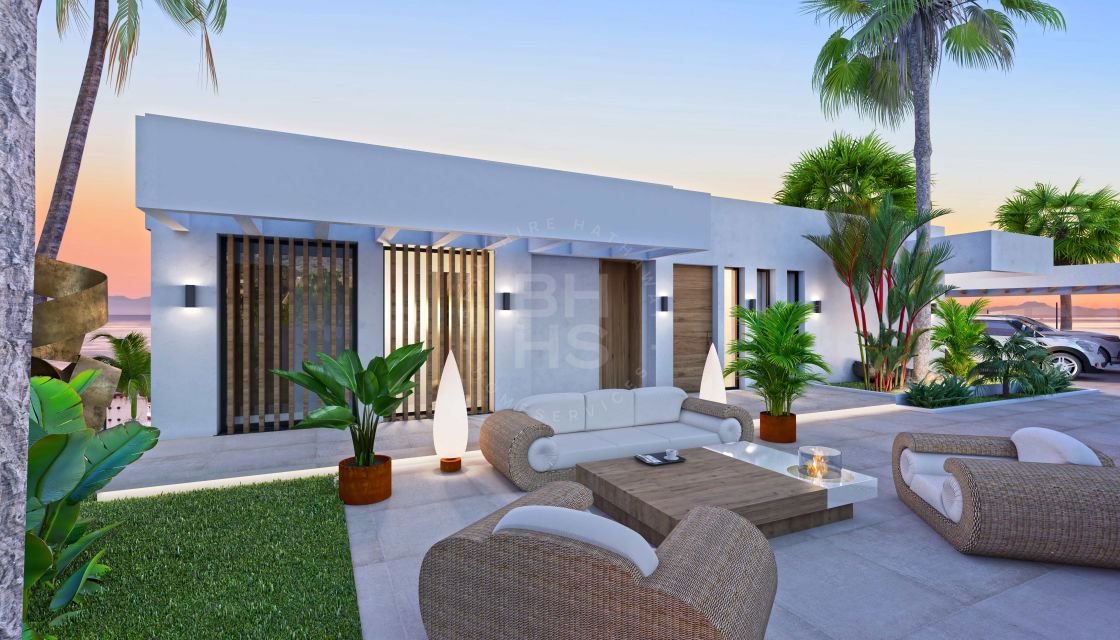 Luxurious frontline golf villa in a 24-hour secured golf complex in La Resina Golf, Estepona