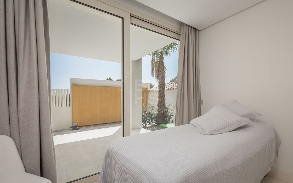 Exclusive listing: Contemporary brand new villa with sea and mountain views 15-minute walking distance to Puerto Banús and the beach!