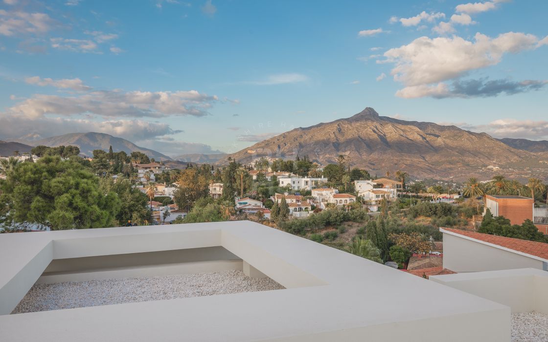 Exclusive listing: Contemporary brand new villa with sea and mountain views 15-minute walking distance to Puerto Banús and the beach!