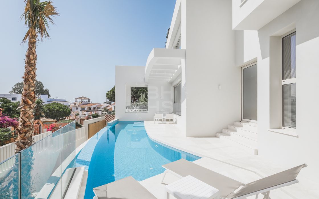 Exclusive listing: Contemporary brand new villa with sea and mountain views 15-minute walking distance to Puerto Banús and the beach!