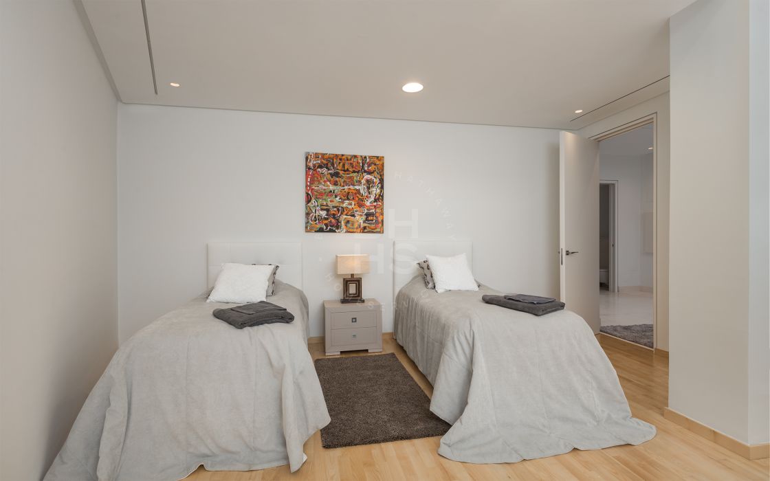 Exclusive listing: Contemporary brand new villa with sea and mountain views 15-minute walking distance to Puerto Banús and the beach!