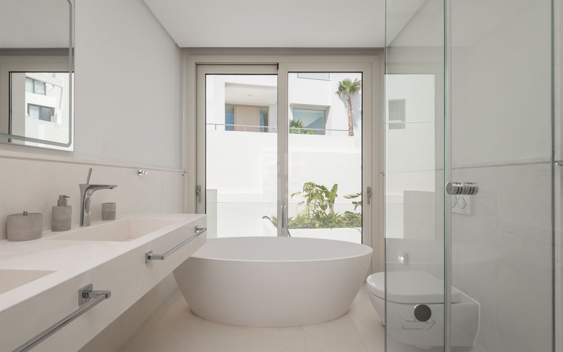 Exclusive listing: Contemporary brand new villa with sea and mountain views 15-minute walking distance to Puerto Banús and the beach!