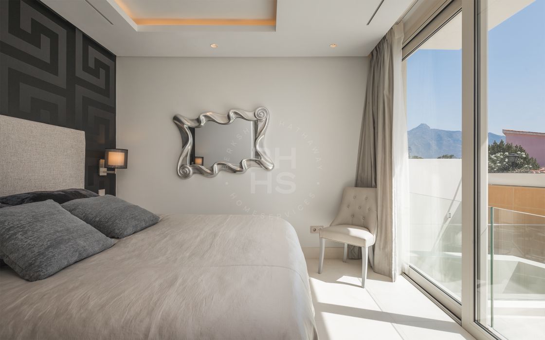 Exclusive listing: Contemporary brand new villa with sea and mountain views 15-minute walking distance to Puerto Banús and the beach!