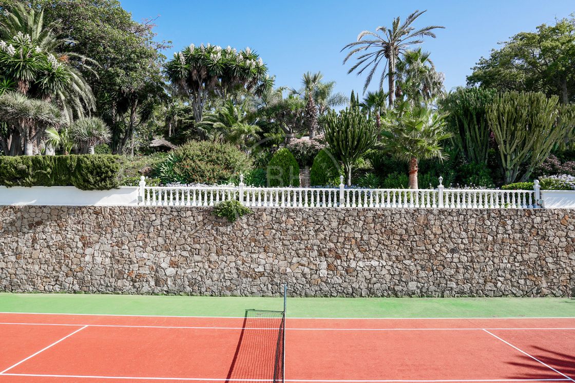 Exceptional estate with private tennis court in El Paraiso Alto