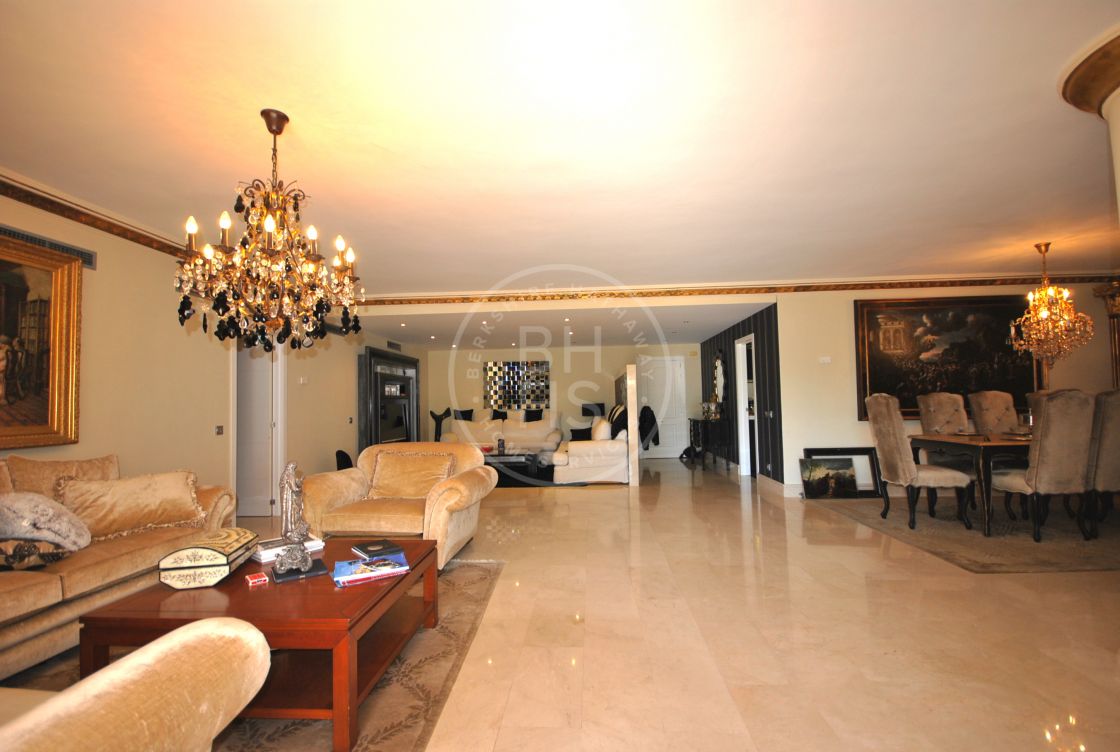 Large, all in one level apartment, located in Las Lomas del Marbella Club.