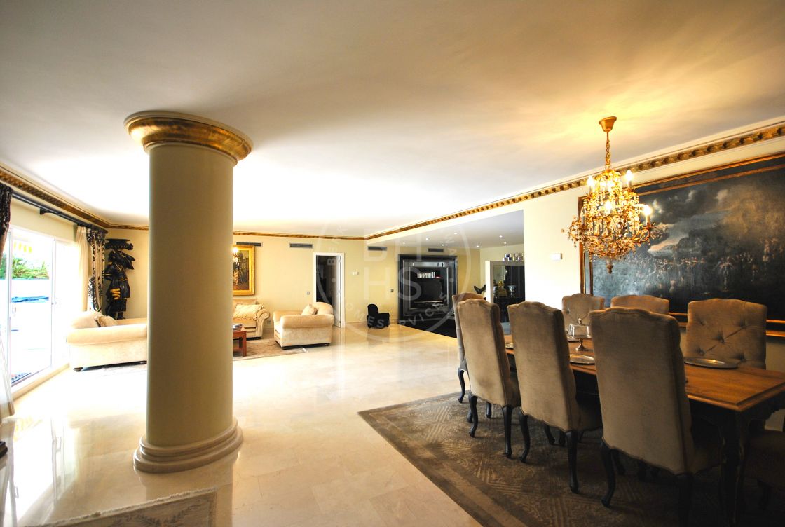 Large, all in one level apartment, located in Las Lomas del Marbella Club.