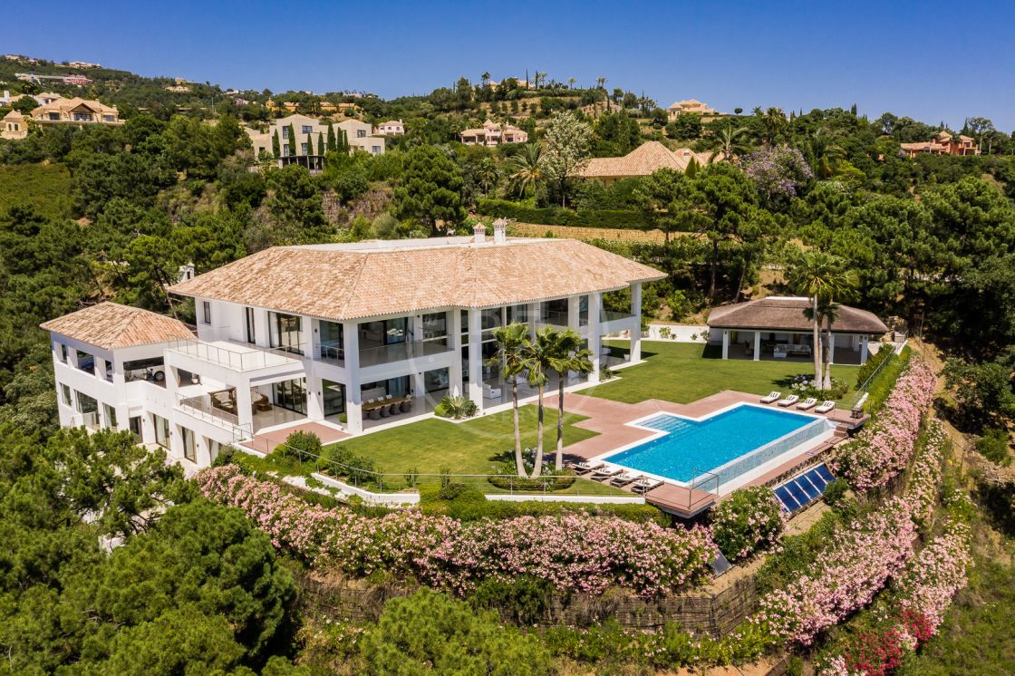Impressive ultra-modern off-plan villa with panoramic sea views in Real de La Quinta, Benahavís
