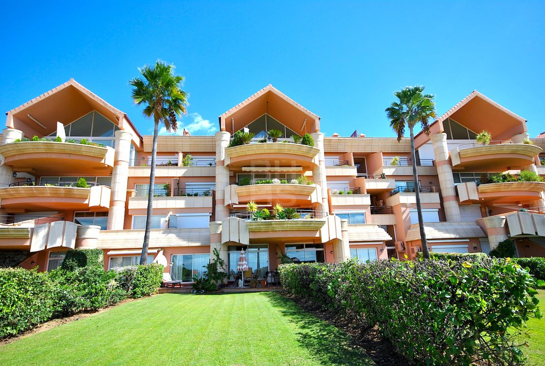 Apartment in Magna Marbella, Nueva Andalucia