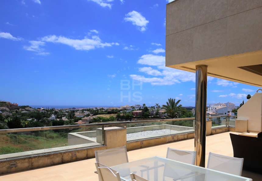 Modern, bright apartments with spacious communal areas, gym and a rooftop terrace in Nueva Andalucía