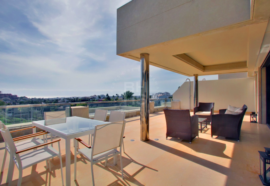 Contemporary apartment with stunning views in the heart of the Golf Valley