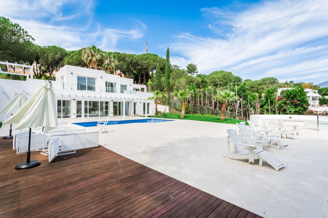 Contemporary style villa with sea and La Concha mountain views in Las Brisas, Nueva Andalucia.