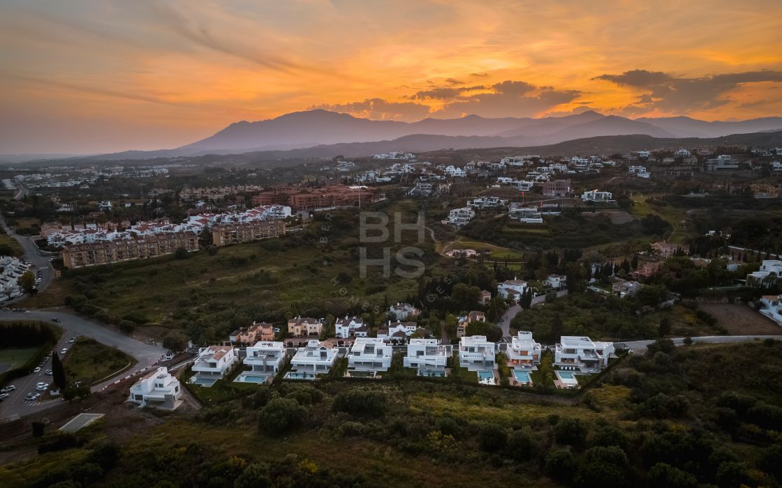 Private development of only 9 contemporary brand-new villas in El Paraíso, Estepona