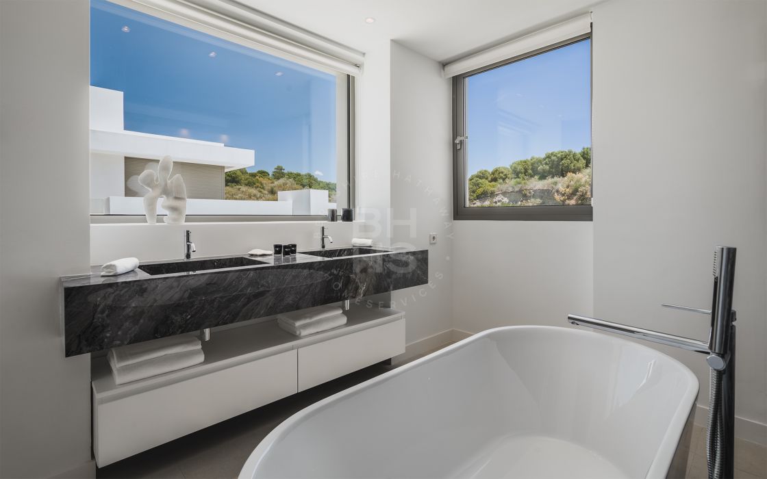 Private development of only 9 contemporary brand-new villas in El Paraíso, Estepona