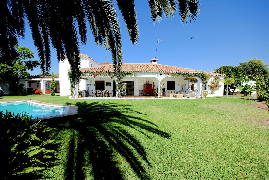 Lovely beachside villa with beautiful Andalusian style architecture