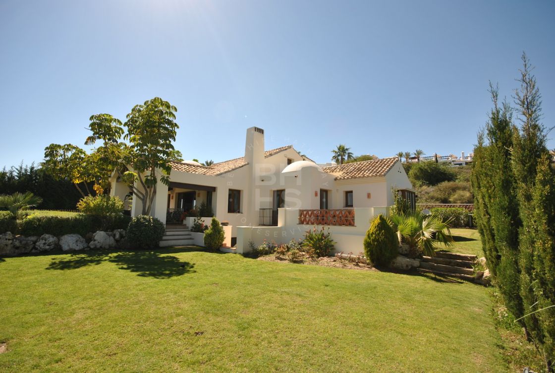 Charming Andalusian style villa second line beach in el Paraiso.