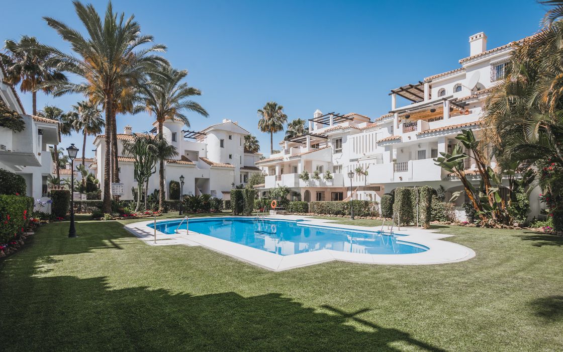Exclusive listing: Fully renovated apartment in Los Naranjos, walking distance to Puerto Banús