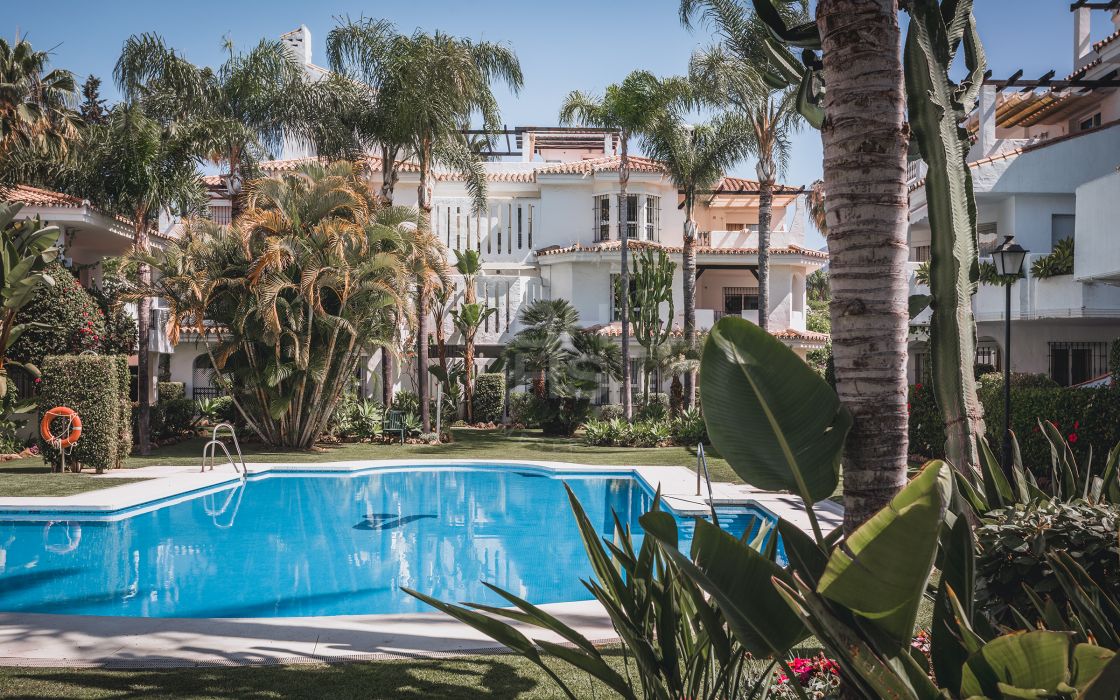 Exclusive listing: Fully renovated apartment in Los Naranjos, walking distance to Puerto Banús