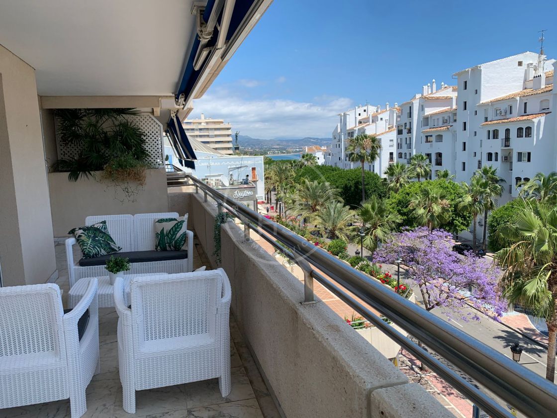 Beachfront first-floor apartment in one of the most sought-after complexes in Puerto Banús