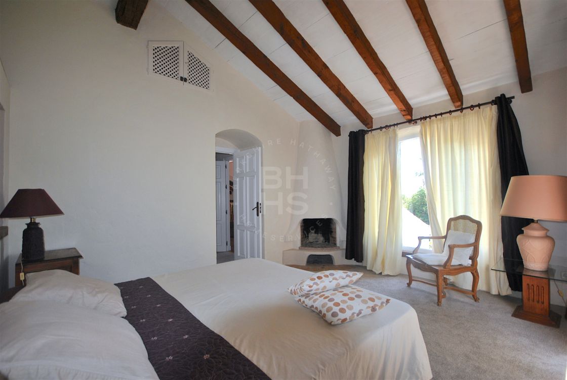 Charming Andalusian style villa second line beach in el Paraiso.