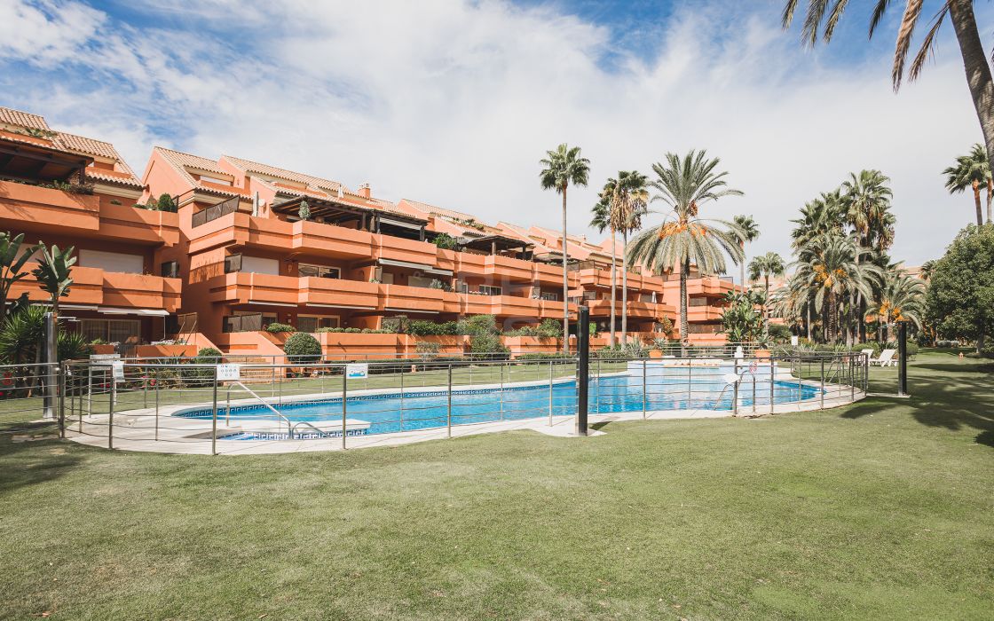 Spacious beachside apartment in a top location next to Puerto Banús