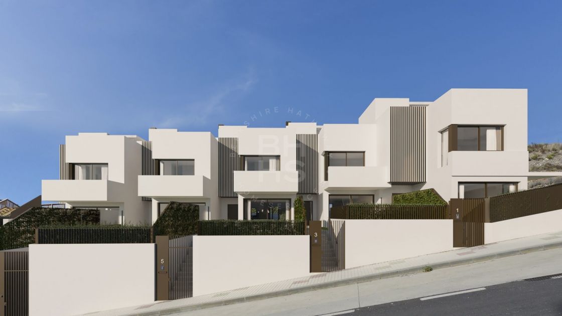 Modern townhouse in an off-plan complex of 9 units situated only 5 minutes’ to the beach in Rincón de La Victoria, Málaga