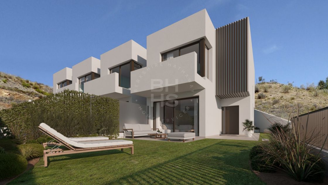 Modern townhouse in an off-plan complex of 9 units situated only 5 minutes’ to the beach in Rincón de La Victoria, Málaga