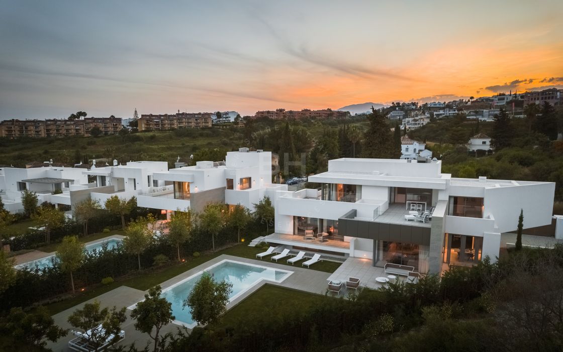 Private development of only 9 contemporary brand-new villas in El Paraíso, Estepona