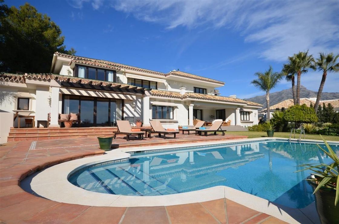 Lovely presented 4 bedroom family holiday villa with private pool, steps away from amenities and only a short drive from Puerto Banus.
