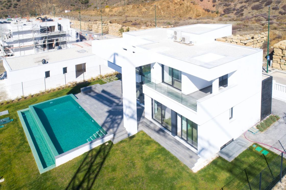 Modern off-plan villa in a boutique development in a prime location in east Málaga
