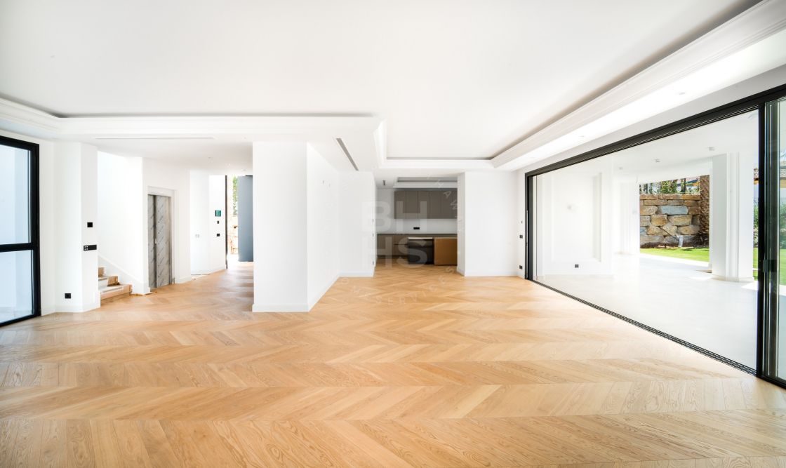 Sophisticated off-plan villa in a prestigious residential area o Marbella’s Golden Mile