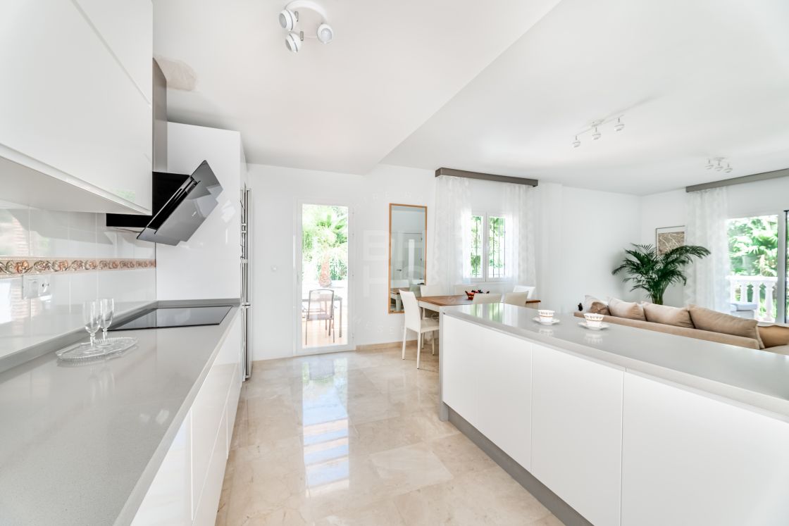 Development of luxury villas and townhouses walking distance to the beach in Benalmádena