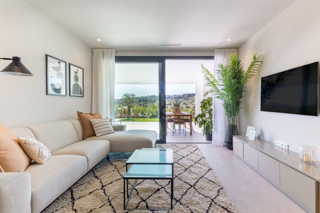 Modern first-floor apartment in an off-plan development with sea and golf views close to the Estepona marina