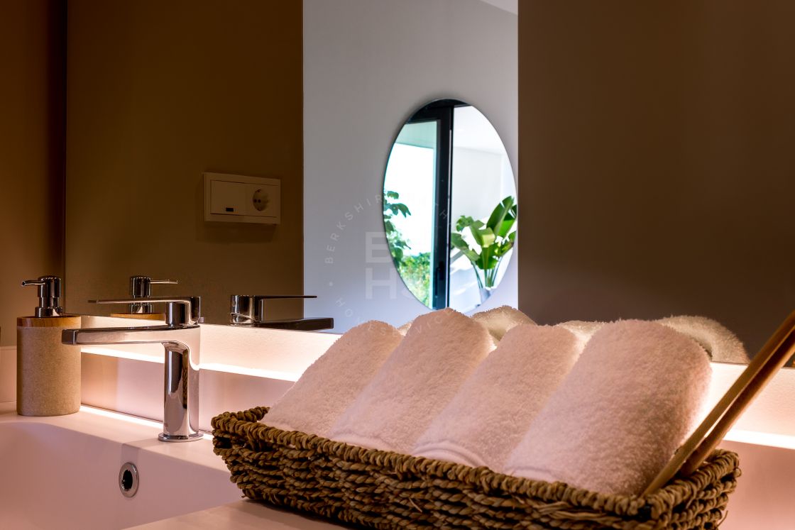 Modern first-floor apartment in an off-plan development with sea and golf views close to the Estepona marina