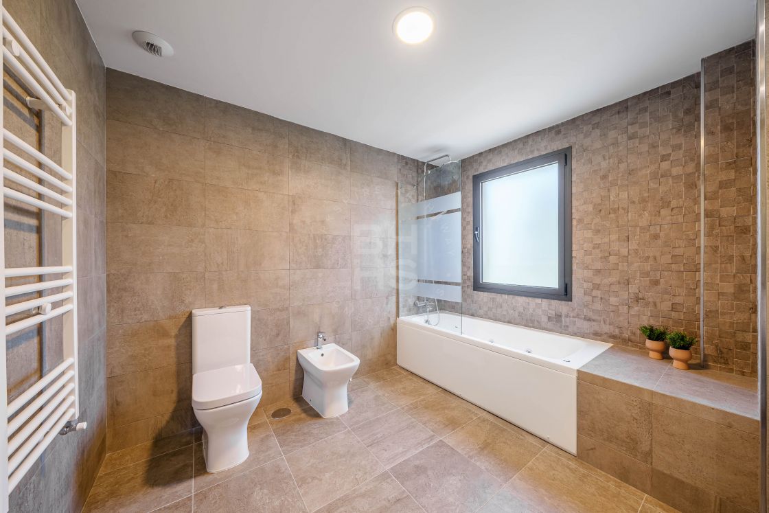 Ground floor apartment in a modern residential complex situated in an exclusive area of El Limonar