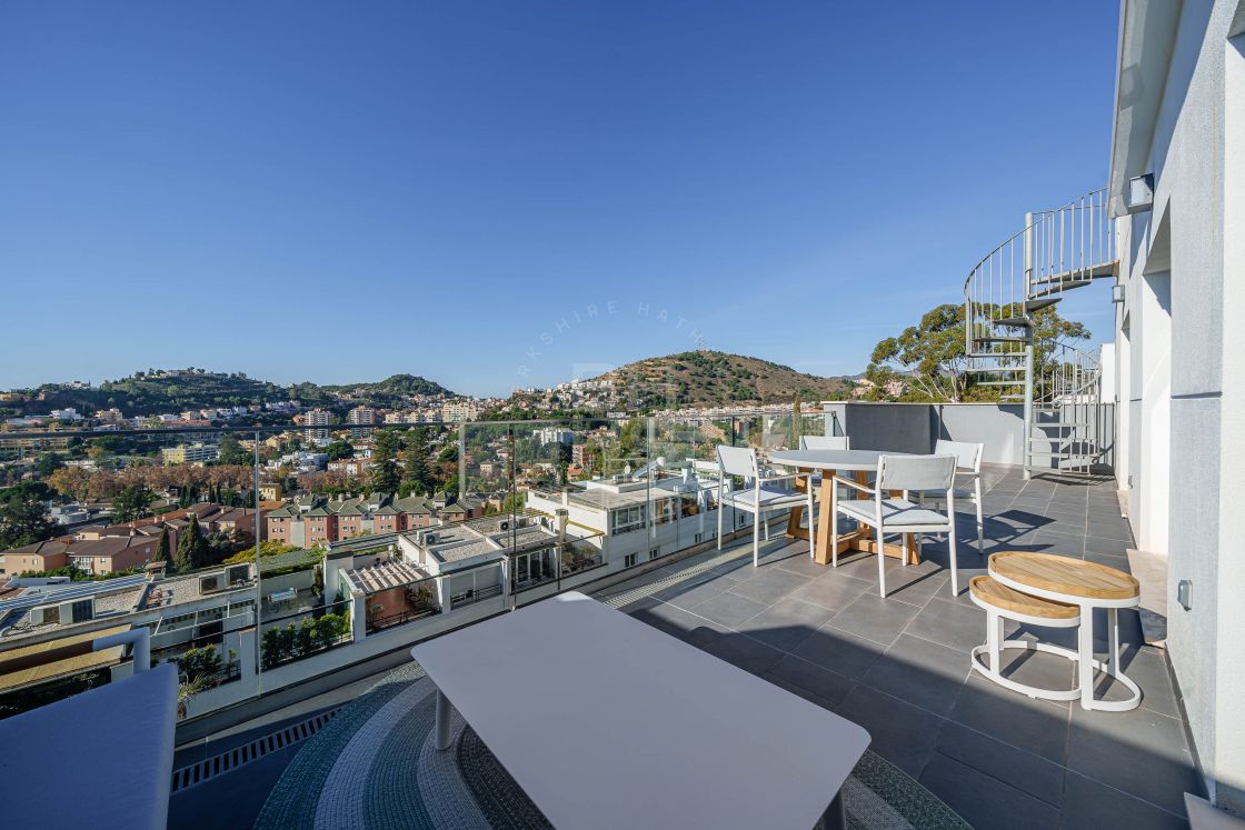 Brand new second-floor apartment in a modern residential complex situated in an exclusive area of El Limonar