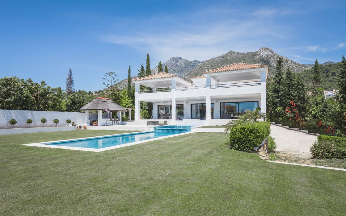 Imposing mediterranean style villa with sea views in Cascada de Camojan